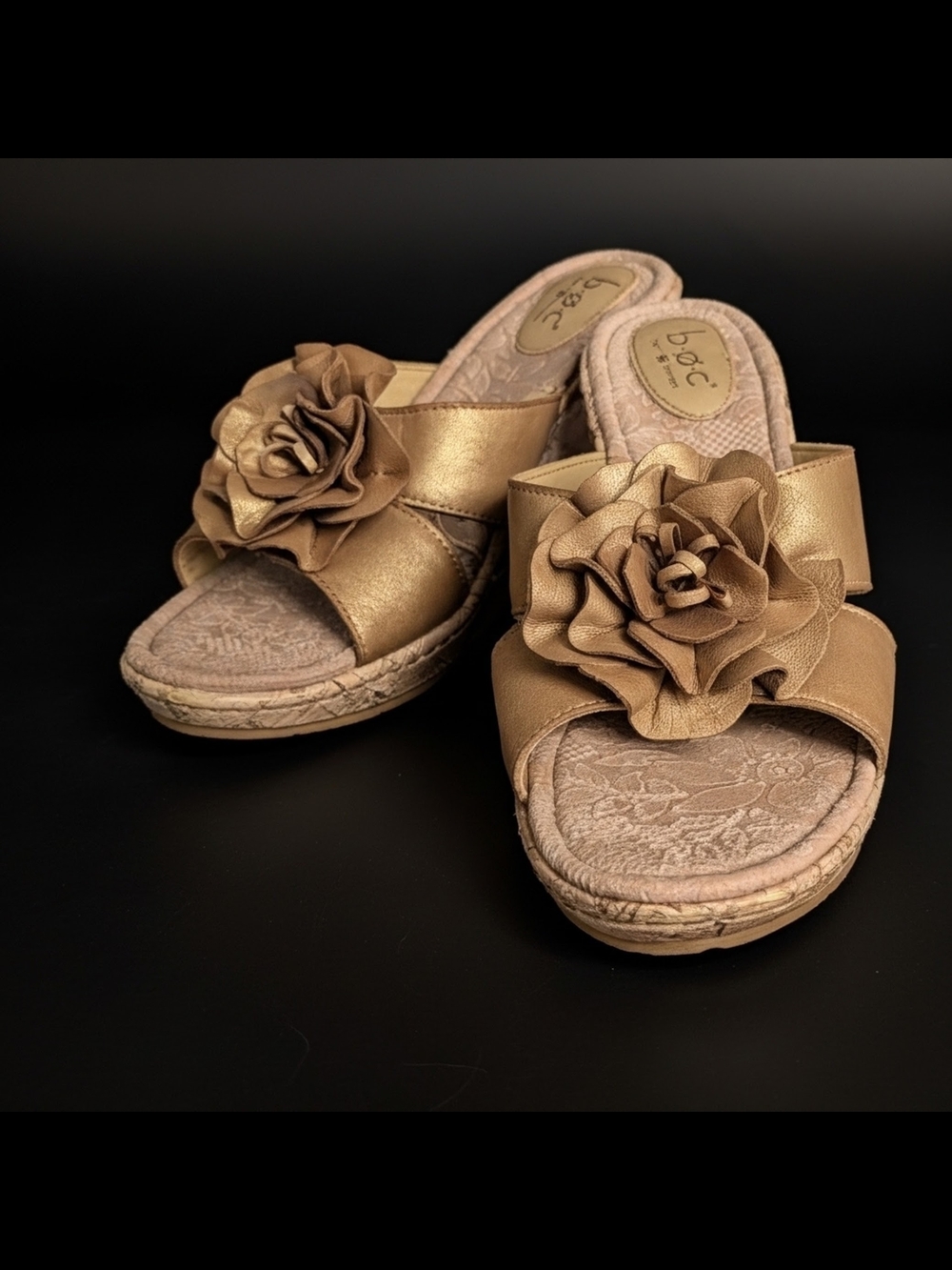 b.o.c. Jamaika Metallic Gold Wedge Kork Sandal W/ Floral Applique Size 10